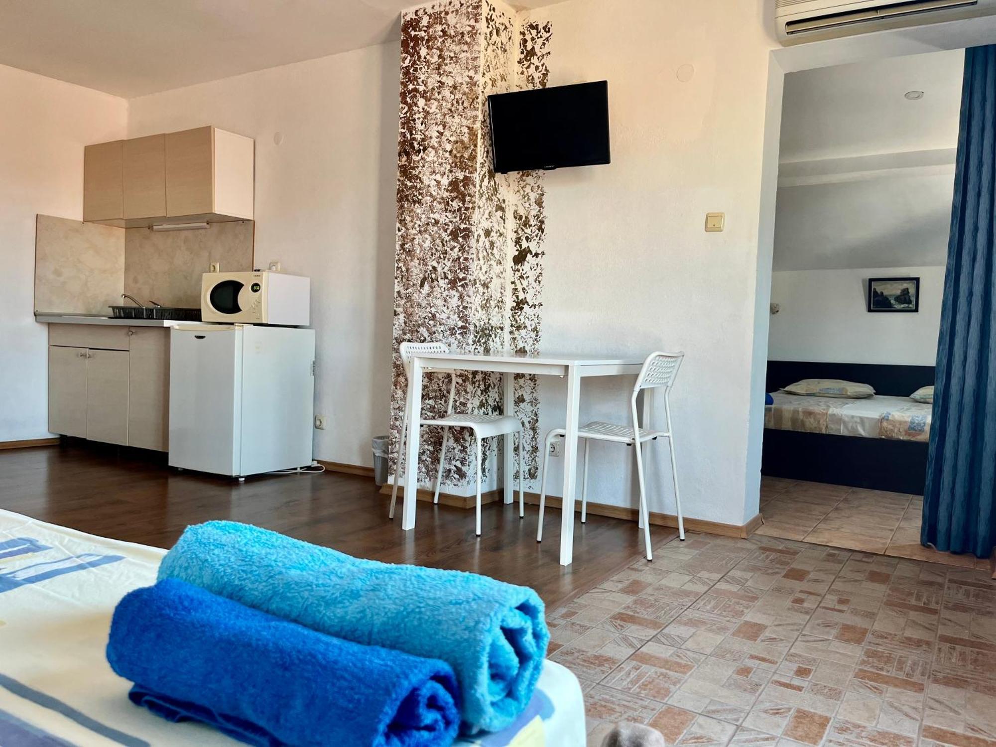 Paunovi Guest House Primorsko Eksteriør billede